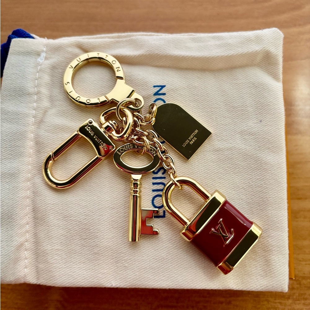 EUC LV Red and Gold Bag Charm Key Holder Ring Chain Porto Cle Kaduna. - Picture 3 of 3
